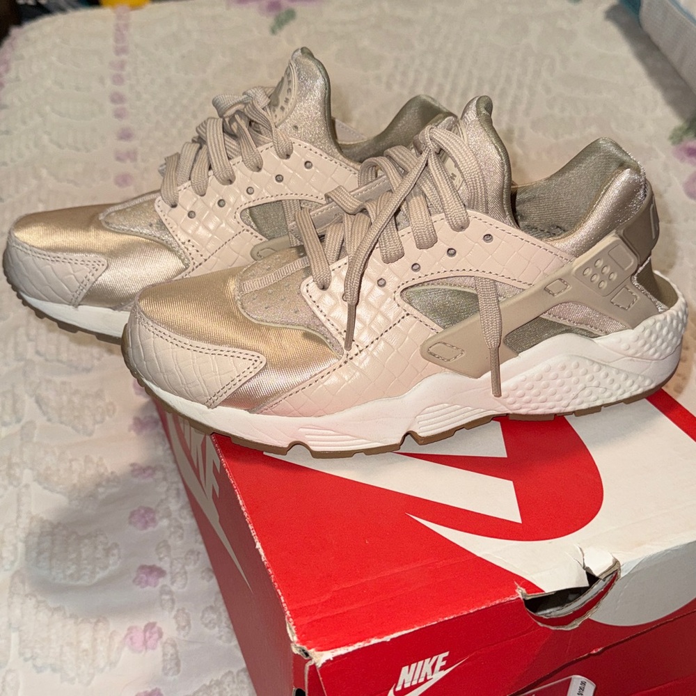 Nike Air Hurache- Oatmeal Khaki Light Tan Athletic Shoes
